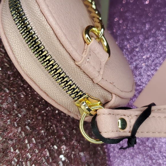 🎉HP🎉Juicy Couture 💘NWT💘 Luxe Links Light Pink Heart Shaped Wristlet!💘💘💘 - Picture 10 of 16